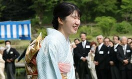 春の園遊会 愛子さまは「王朝遊び」の本振袖 皇后雅子さまは優美な藤の花 天皇家「菊紋」の着物と「美意識」