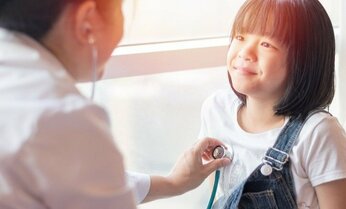 学校健診の上半身裸論争、文科省もあいまいな「配慮」通知 問題は効率が優先された“大人の都合”