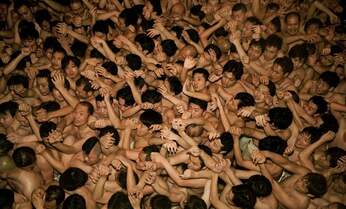 「福」を求めて「死力」を尽くす男たち はだか祭りで人間の“野生”を撮る写真家・甲斐啓二郎