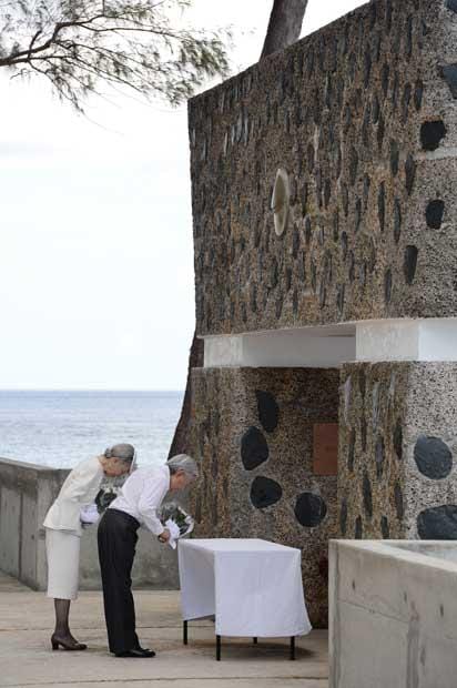 パラオのペリリュー島を訪れ、西太平洋戦没者の碑に供花する両陛下＝２０１５年４月　（ｃ）朝日新聞社