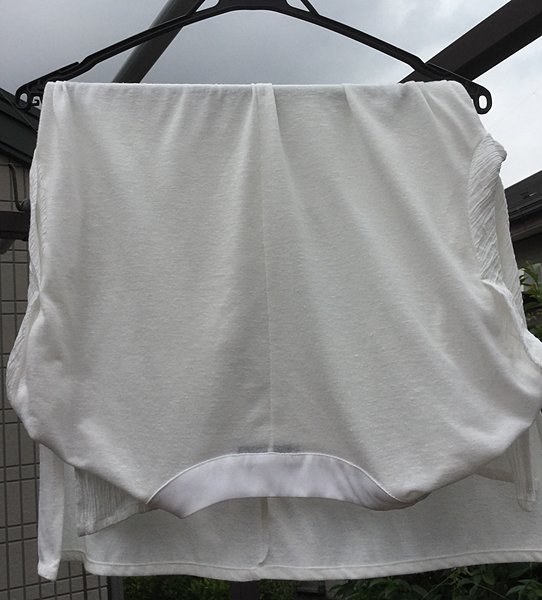 こんな風に二つ折りになるようハンガーに。