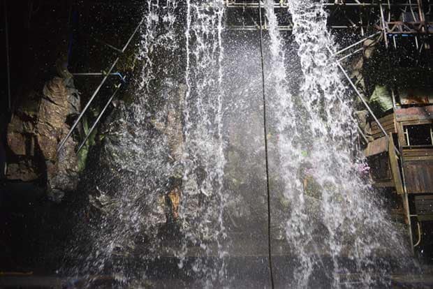 鉄パイプで組まれた舞台の上から、滝のように水が流れ落ちる。使われる水は十数トンに及ぶ（撮影／門間新弥）