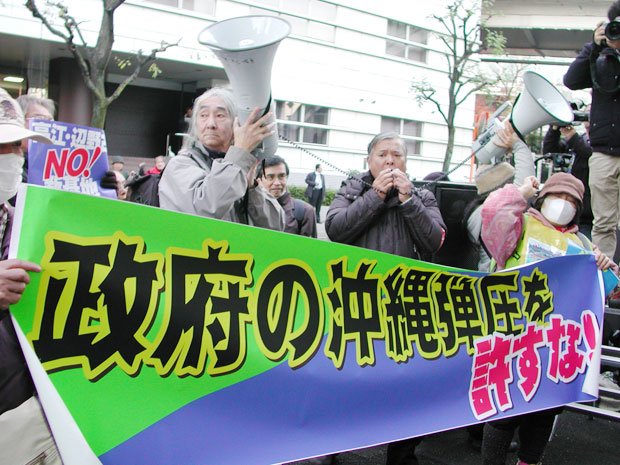 １２月２０日、沖縄県の敗訴が確定した最高裁前で講義する人々