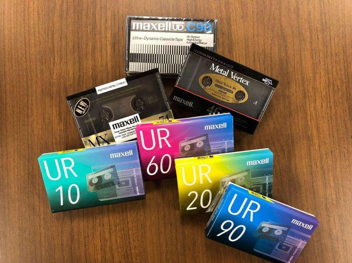 マクセルがこれまで発売した歴代カセットテープのラインナップの一部。現在は手前の「UR」シリーズのみの販売となっている（写真提供＝マクセル）