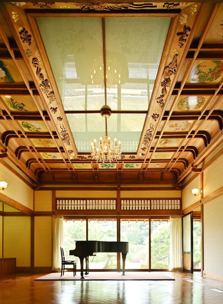 小食堂。天井は高く、寝室より一回り大きな天井画が18点飾られている (撮影/写真映像部・東川哲也)