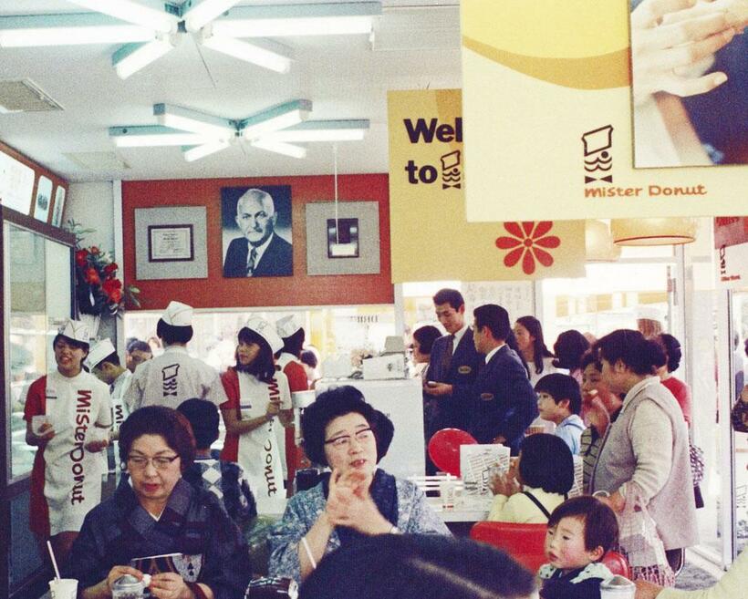 ミスタードーナツ１号店・箕面パイロットショップ　ダスキン／創業時は２４時間営業で、ドーナツの値段は４０円。初日は１時間に４千個を販売するほどの人気ぶりだった（各社提供）
<br />