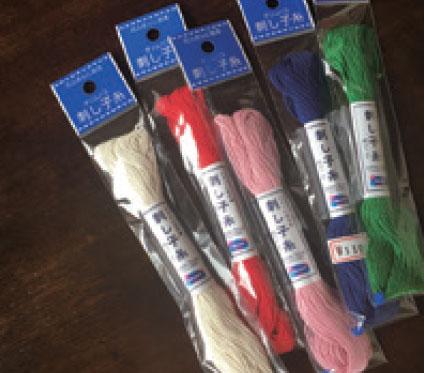 材料はあるものを使うが糸は近所の手芸店で。おっちゃんに「ハイ５５０万円」と言われるのが至福の時（本人提供）