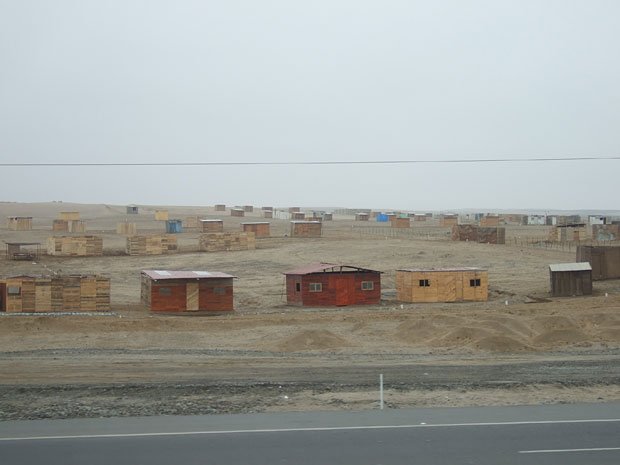 砂漠に建っている家々。こういう家が増えていって集落が町になる。そうせざるを得ない厳しい状況はありつつも、それでも生きていく人間の逞しさを感じる