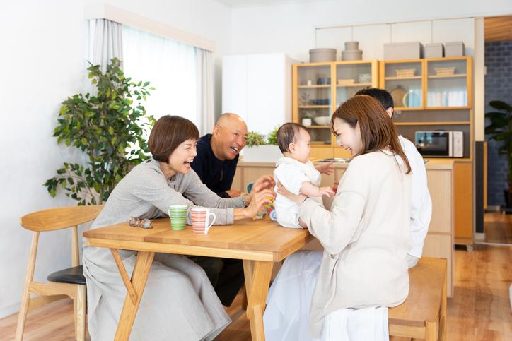 子どもを育てる親世代と祖父母世代、人権や多様性についての学び合いも大切だ（写真：ｇｅｔｔｙｉｍａｇｅｓ）