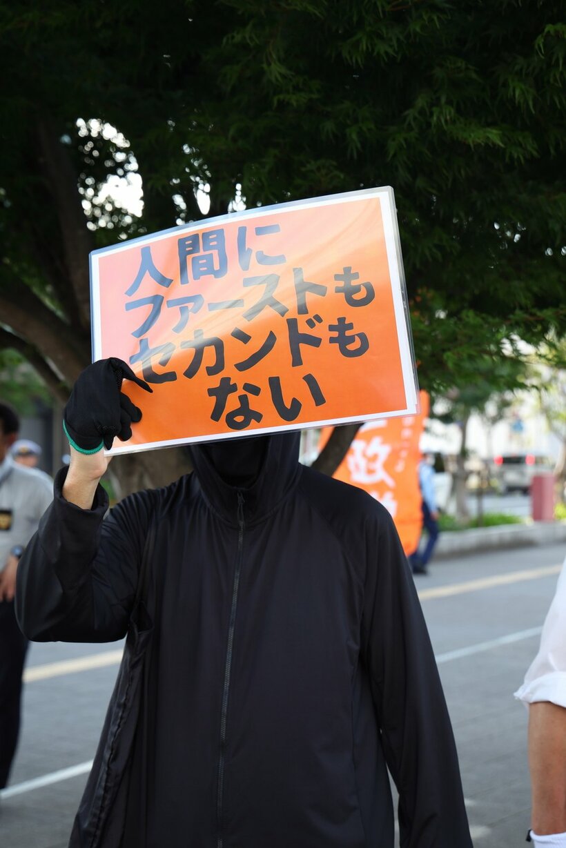 参政党に抗議する人も演説会場に（写真映像部・松永卓也撮影）