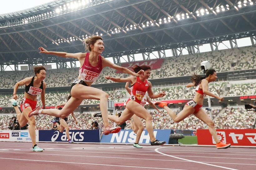 9月に東京で開催される世界陸上の代表選手選考会を兼ねた陸上日本選手権の女子100メートル障害決勝のゴールシーン。1位でゴールする田中佑美（右端）、3位の福部真子（右から2人目）、2位の中島ひとみ（左から2人目）、6位の寺田明日香（左端）。臨場感ある写真と映像が求められている＝2025年7月6日、東京・国立競技場