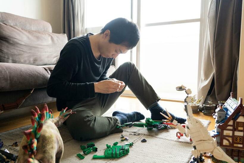デンマークの「レゴ」社のブロックを組み合わせてオリジナルの恐竜を作る。５０年以上も使い続けられる玩具を提供する企業理念に「子どもと真剣に向き合う」シンパシーを感じている（撮影／家老芳美）