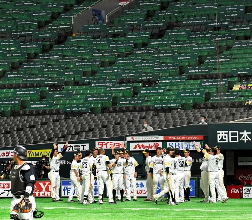 コロナ禍での試合は選手にとって大きな負担に…　（ｃ）朝日新聞社