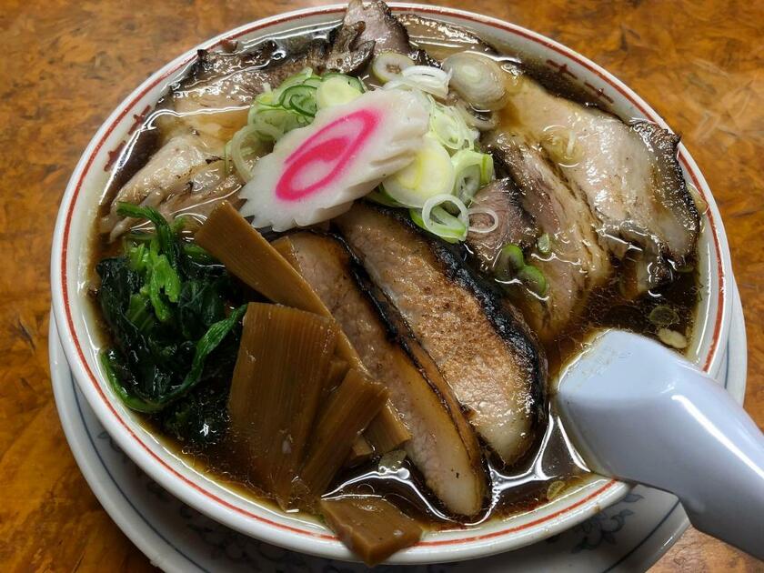 「かし亀」の生姜醤油チャーシュー麺は一杯1100円。メンマ、ほうれん草、ネギ、ナルトが乗っている（筆者撮影）
