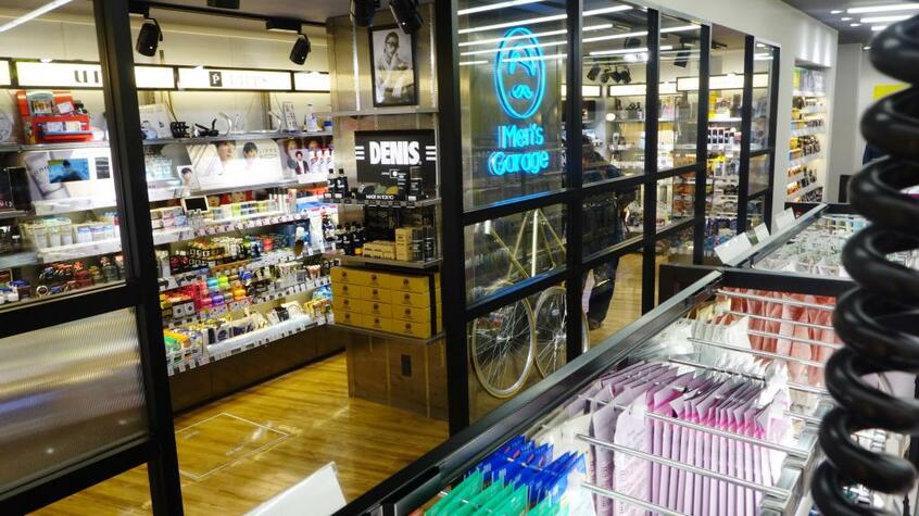 スキンケアをする男性は珍しくなくなり、男性用化粧品の売り場も増えた。昨年11月、東京・池袋のドラッグストアで (c)朝日新聞社