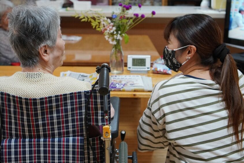 利用者と施設側とのコミュニケーションが重要な介護の現場(写真はイメージ、写真提供・リデルライトホーム)