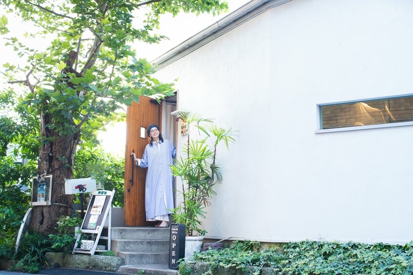 東京・恵比寿にあるレストラン「ロジエ」は白壁の瀟洒な一軒家。入り口にある店名のプレートは、とよた自ら製作した。「女性一人がふらっと立ち寄りワインと食事を楽しめる店」がコンセプト (撮影:品田裕美)