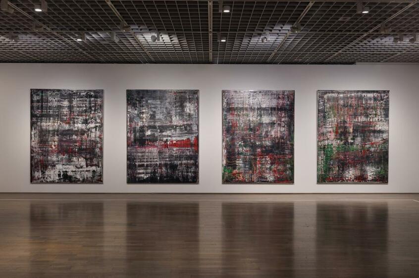 ビルケナウ 2014年/1枚が2.6メートル×2メートルの大画面の油彩。1960年代以降、何度か取り組んでは断念したテーマだった。本作の散逸防止のために、リヒターは自らの名を冠した財団を設立。市場に出さない作品を残している