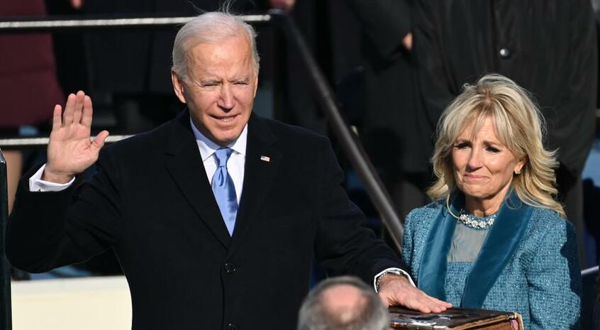 米連邦議会議事堂での就任式で、聖書に手を置き宣誓し、第46代大統領に就任したバイデン氏/20日、ワシントン(写真:Saul Loeb - Pool/gettyimages)