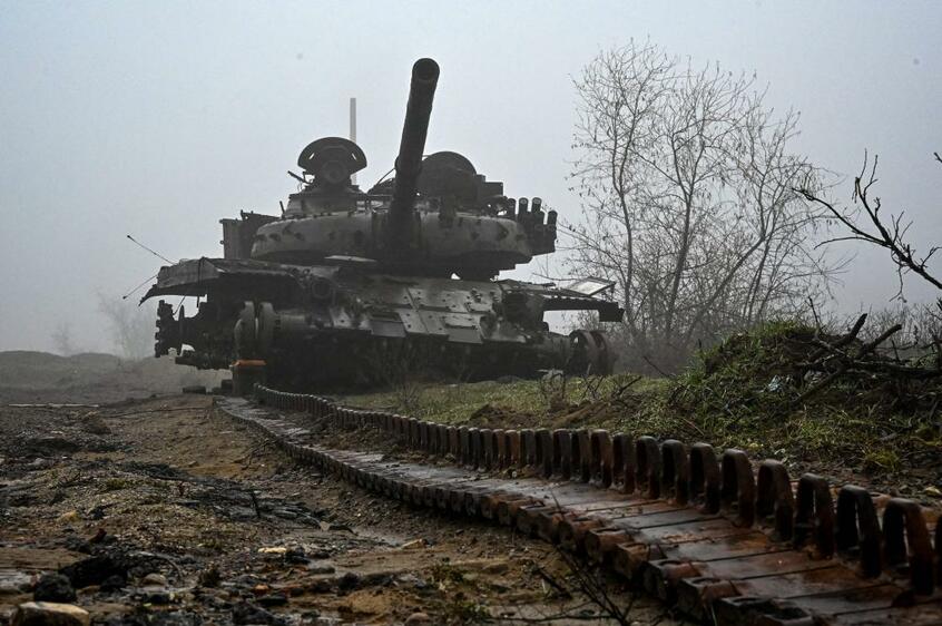 ウクライナ・イジューム付近で撮影された破壊された戦車(AFP/アフロ)