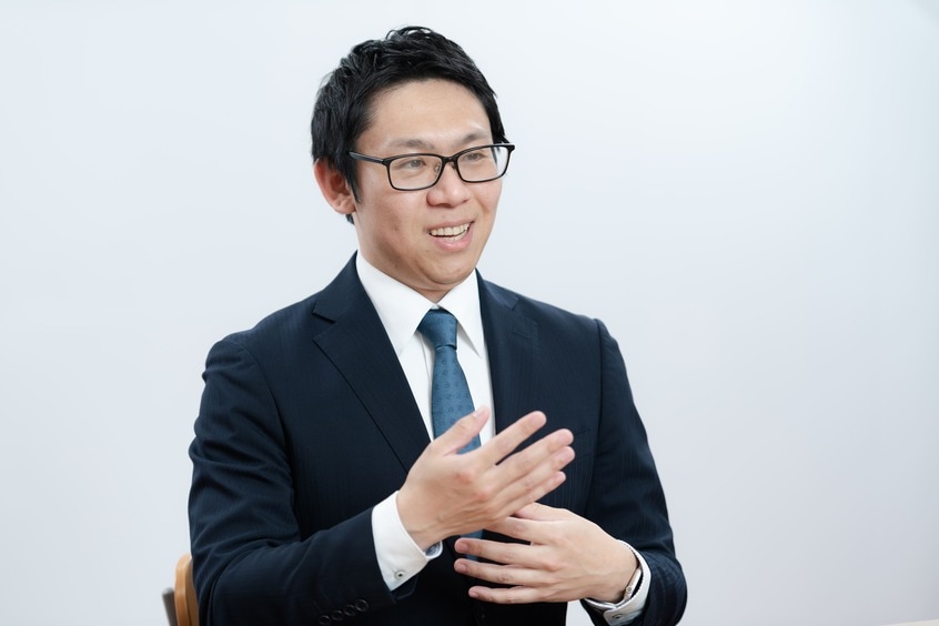 楽天証券 外国株式事業部 マネージャーの紙田智弘〈かみた・ともひろ〉さん(撮影・和仁貢介/朝日新聞出版写真映像部)