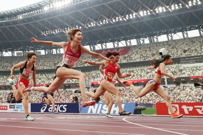 9月に東京で開催される世界陸上の代表選手選考会を兼ねた陸上日本選手権の女子100メートル障害決勝のゴールシーン。1位でゴールする田中佑美(右端)、3位の福部真子(右から2人目)、2位の中島ひとみ(左から2人目)、6位の寺田明日香(左端)。臨場感ある写真と映像が求められている=2025年7月6日、東京・国立競技場