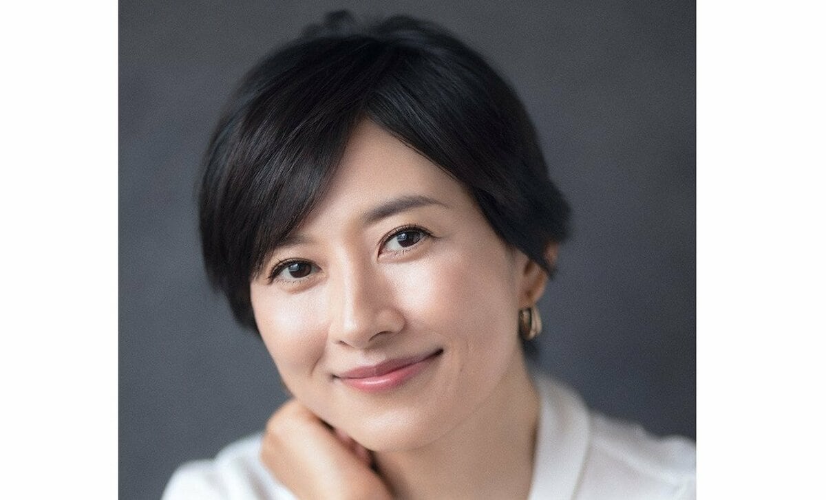 菊川玲 菊川怜が語る「てんやわんや」の子育て 46歳、幼児3人「ドライヤーで髪を乾かす時間もありません！」 | AERA with Kids＋