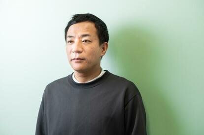 「細野晴臣さんらしいポーズをしてください」と伝えたら、この表情に。「細野さんっていつも自然体でこんな感じなんですよ」と塙さん(撮影/写真映像部・戸嶋日菜乃)