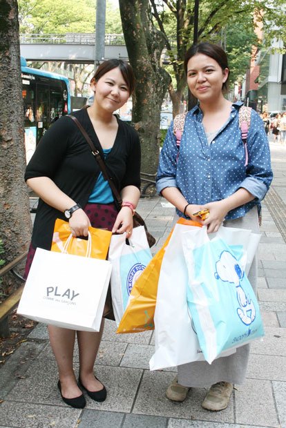タイ／キャラクターグッズほかキディランド前で大量の買い物袋を下げていたタイからの女子学生。日本語を勉強中で、日本のキャラやブランドにも精通（撮影／福光恵）
