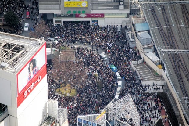 東日本大震災、震度５強の揺れに襲われた東京。帰宅しようとする人たちで主要駅は混雑した　（c）朝日新聞社　＠＠写禁