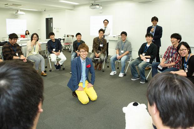 人の特徴など、愛情を持って突っ込むのが、今どきの人気者になるコツとか(撮影/写真部・小原雄輝)
