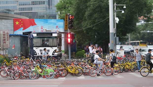 北京の歩道には、おびただしい数の「シェアリング自転車」が並ぶ Photo:Diamond Weekly