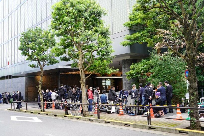 会見場となったホテルの前には多くの報道陣や人が集まった（撮影／上田耕司）