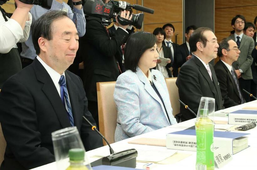 天皇の公務の負担軽減等に関する有識者会議に出席する宮崎さん（左から2人目）　（ｃ）朝日新聞社