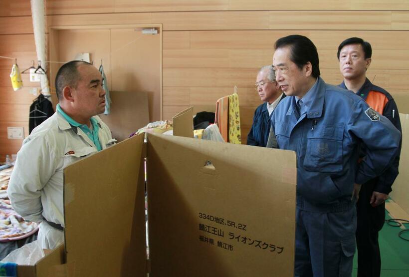福島の避難所を訪問する首相時代の菅直人氏＝2011年4月（C）朝日新聞社