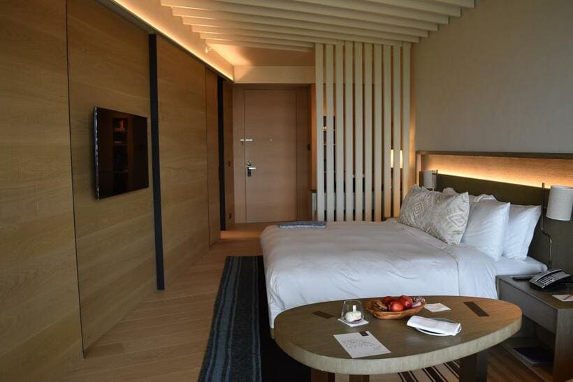 ウエルカムカードに、フルーツが添えられている。「Six Senses Hotels Resorts Spas」tel 0120-921-324／japan@sixsenses.com