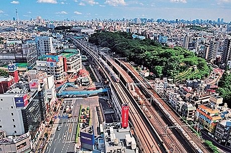 JR王子駅の線路に沿って盛り上がる緑の小山が「飛鳥山」。春になると桜のピンク色に染まる