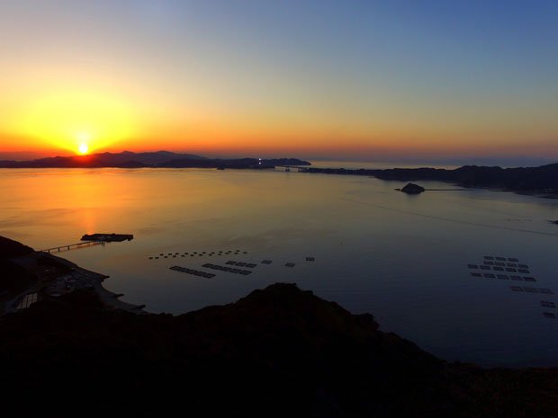 こちらは鳴門海峡の夕日。普段は見られない上空からの景色が楽しめる（鳴門タクシー提供）