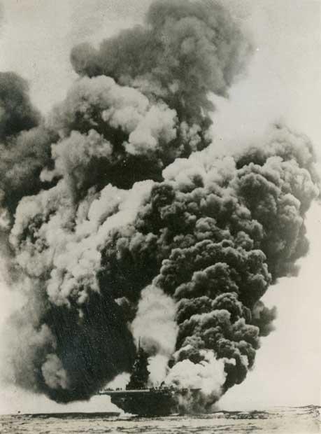 日本機の特攻を受けて炎上するアメリカ海軍空母バンカー・ヒル＝印刷物の複写。１９４５年５月１１日、特攻機２機の突入によって大きな損害をこうむった　（ｃ）朝日新聞社