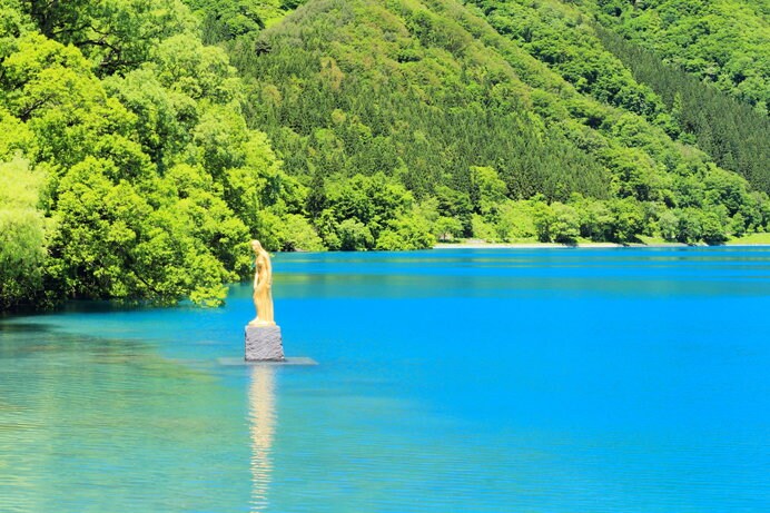 水深423.4mは日本一！瑠璃色に輝く神秘の湖「田沢湖」