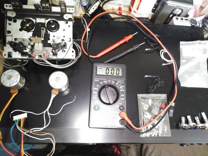 作業机には修理の道具がズラリ