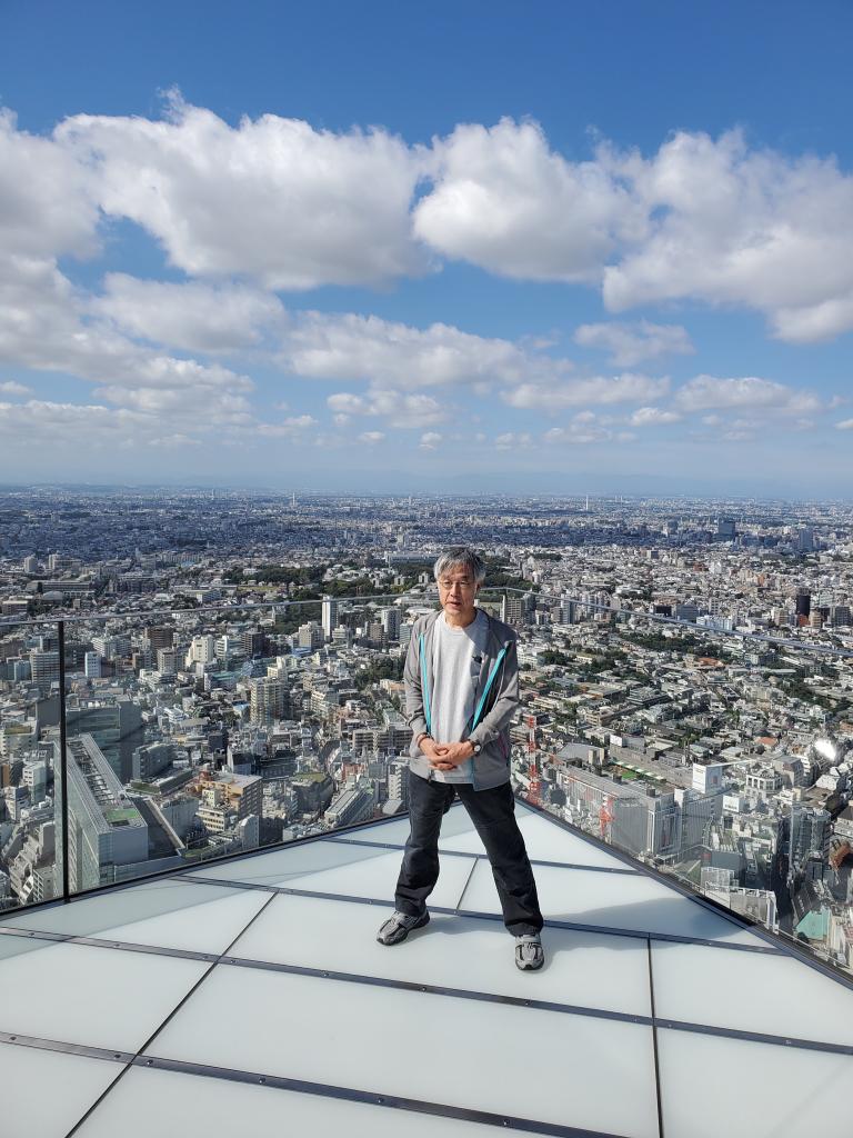 渋谷スクランブルの屋上デッキ、渋谷スカイからの眺望を楽しむ高橋源一郎氏（写真提供：集英社インターナショナル）