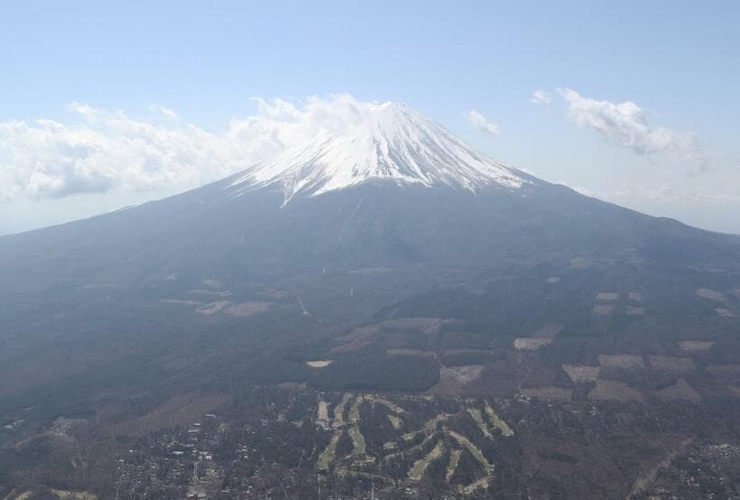 ３００年以上鳴りを潜め、いつ噴火してもおかしくない状態の富士山。噴火すると被害は首都圏に及ぶ可能性があり、首都の備えも急務だ（ｃ）朝日新聞社