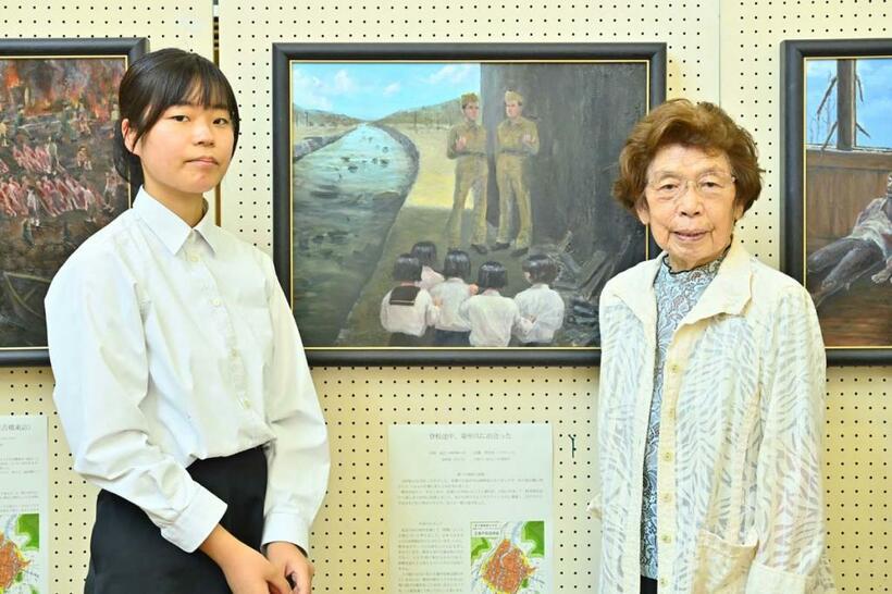 右は被爆者の笠岡貞江さん（８９）。笠岡さんの体験を絵にした広島市立基町高校３年の田邊萌奈美さん（左）は、昨年も笠岡さんの体験を描いている（ｐｈｏｔｏ　写真映像部・東川哲也）