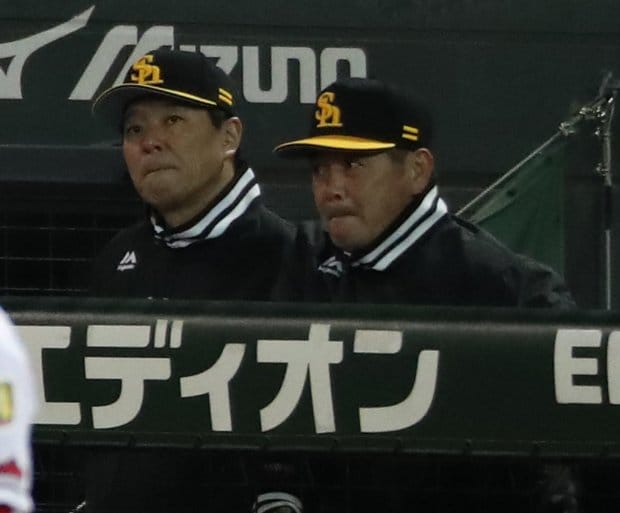 広島に追加点を許し、厳しい表情のソフトバンク工藤監督（右）　（ｃ）朝日新聞社