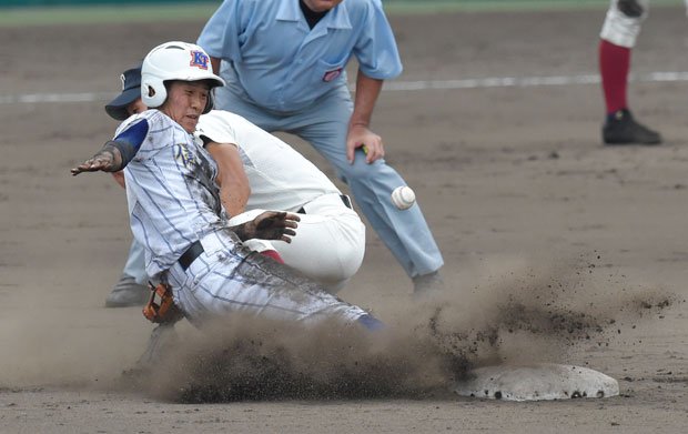 大阪桐蔭―健大高崎　３回裏健大高崎２死一塁、ニ盗を決める走者平山　（c）朝日新聞社　＠＠写禁