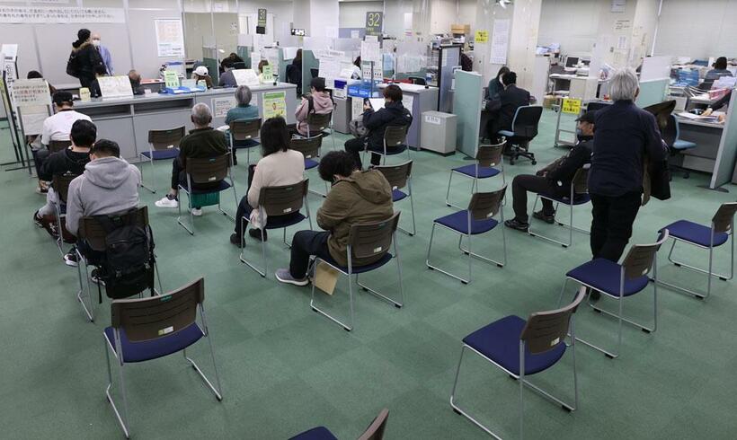 東京都渋谷区のハローワークでは、４月末の時点で失業手当などの給付手続きを行う人が、コロナ対策で間隔を空けて座っていた　（ｃ）朝日新聞社