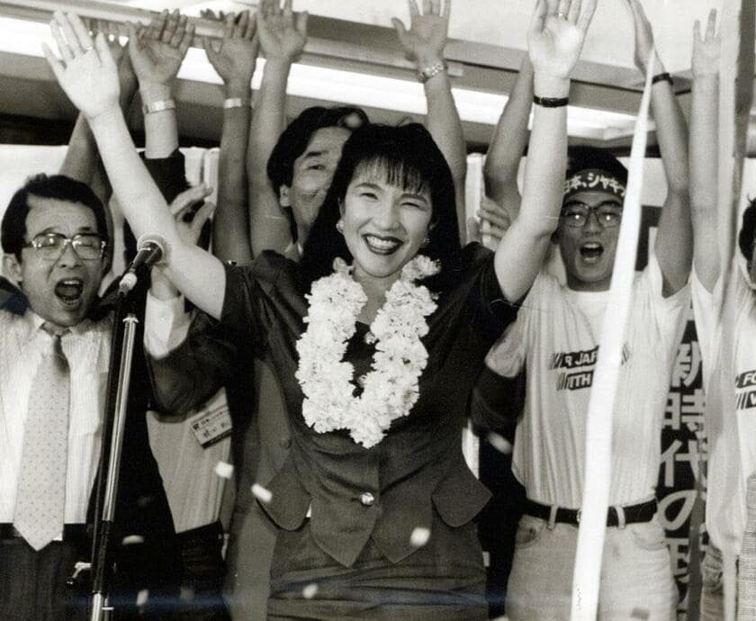 衆議院議員選挙奈良全県区から無所属で出馬、初当選を果たした／1993年7月、奈良市の事務所で　（ｃ）朝日新聞社