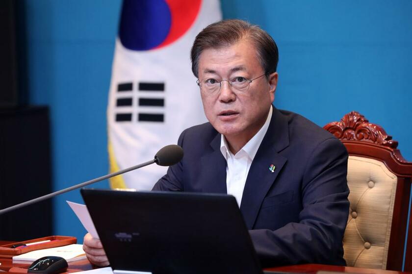 韓国大統領府の会議で、慰安婦について語る文在寅大統領／６月８日、ソウルで（写真：東亜日報）