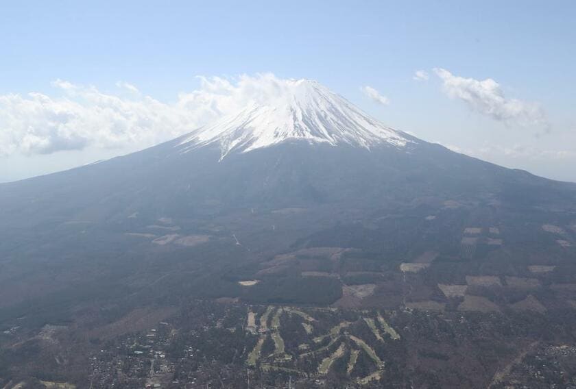 ３００年以上鳴りを潜め、いつ噴火してもおかしくない状態の富士山。噴火すると被害は首都圏に及ぶ可能性があり、首都の備えも急務だ（ｃ）朝日新聞社